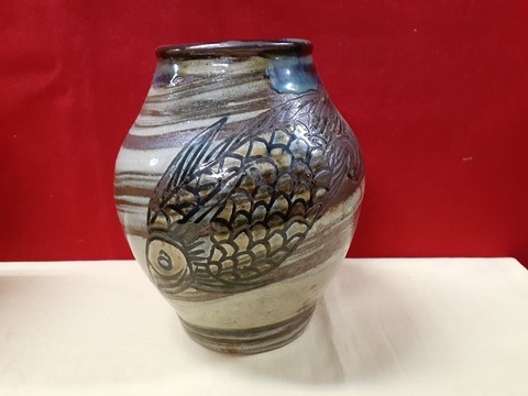 魚紋花瓶　金城次郎