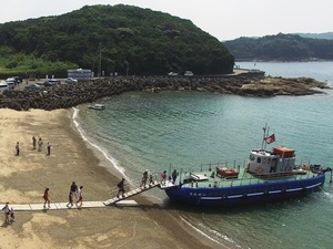 珍しい砂浜から乗降するタイプのグラスボートです。満潮時と干潮時とではお船までの距離が変わります。