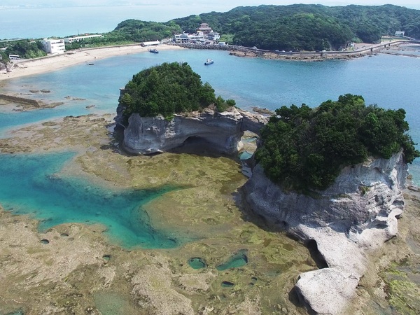 突堤から円月島までは歩いて渡れそうだけど濡れずには渡れません！なお現在円月島は許可なく立ち位置禁止です!!