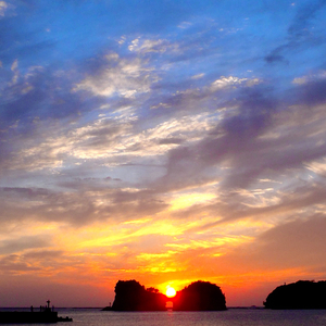 円月島は和歌山県朝日・夕陽100選に選ばれた美しい夕日の名所です。