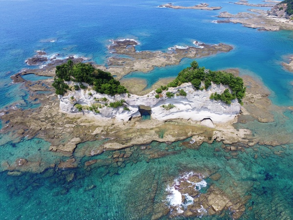 円月島の周辺には地磯が広がっており、釣師たちも多く訪れます<+ ))><<