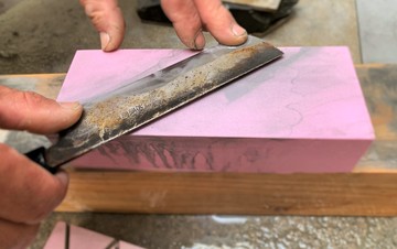 Fixing a knife with a nicked and rusty 2