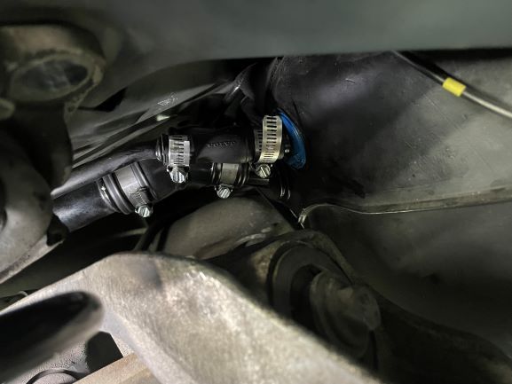 ボルボ　車検　点検　整備　ガソリン漏れ　ホース交換　サイドブレーキライニング交換