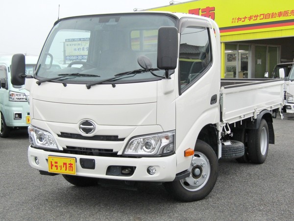 ２トン１０尺平ボディー　衝突軽減ブレーキ　車線逸脱警報　LEDヘッドライト　６MT